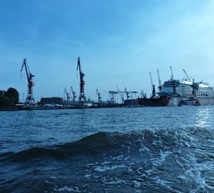 Hafenkran und Schiff