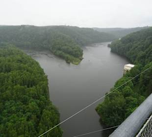 Auf der Hängeseilbrücke Titan-RT