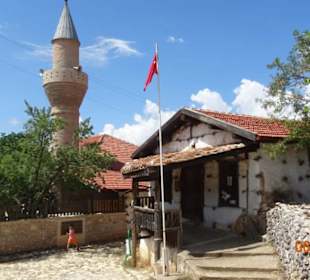 Knopfhäuser und eine 600 Jahre alte Moschee