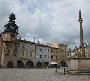 Der Brunnen mit dem Rathaus