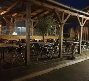Überdachte Außensitzplätze