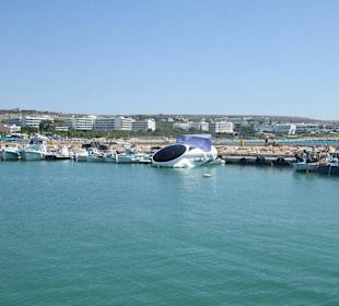 Hafen mit Ausflugsbooten