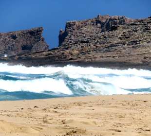 Strand neben den Felsen