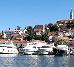 Vrasar Hafen und Innenstadt