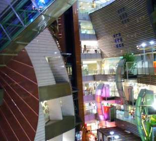 Innenansicht mit Rolltreppen