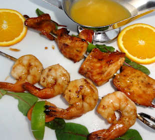 Kebab von Shrimps und Huhn mit Orangensauce