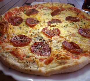 Pizza Napoli  mit scharfer Salami