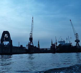 Hafenkran und Schiff