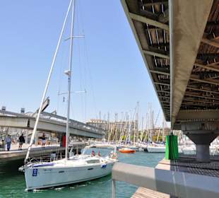 Schwenkbare Hafenbrücke "in Aktion"