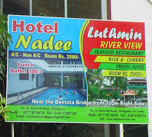 Werbung auf der Bentota Brücke