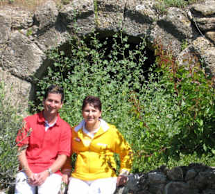 Oya und Ich! hinter uns ein teil von einer Ruine