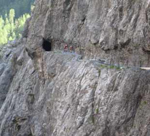 In den Fels gehauener Steig