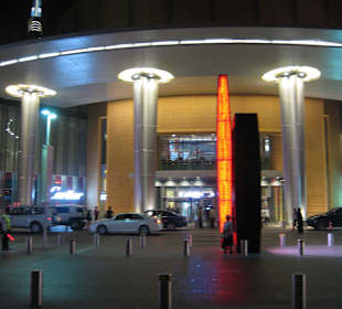 Eingang zur Dubai Mall (größtes Kaufhaus Dubais)