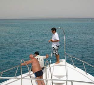 Samir hält ausschau wo die Delfine sind