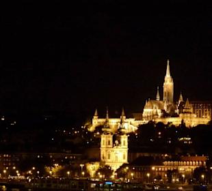 Fischerbastei un Mathiaskirche bei Nacht
