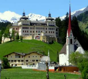 Der Ort Mareit und das Schloß Wolfsthurn