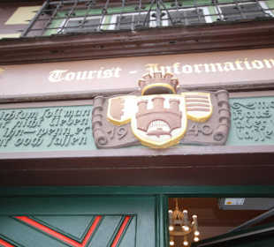 Querbalken an der Tourist-Information