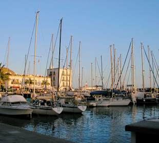 Hafen von Puerto de Mogan im Sonnenuntergang