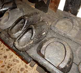 Holzschuhe für Menschen und Pferde