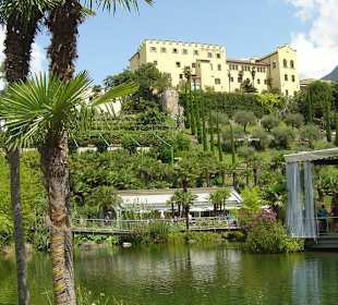 Blick vom See auf das Schloss Trauttmansdorff