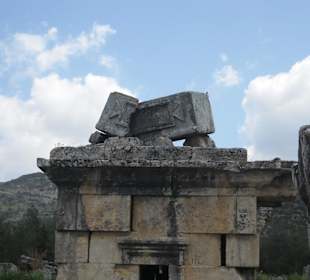 Grobowce w starożytnym mieście Hierapolis 