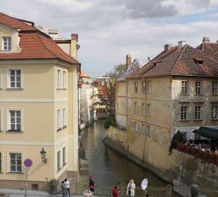 Seitlich der Karlsbrücke