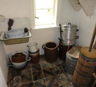 Waschküche mit Butterfässern