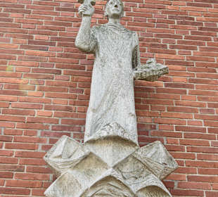 Skulptur an der Außenwand