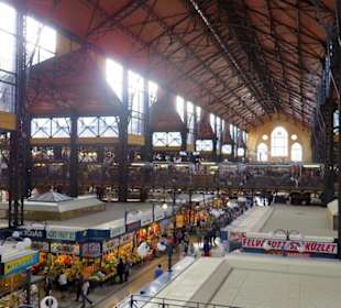 Blick in die größte Markthalle von Budapest