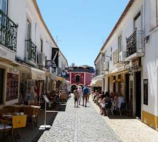 Viele kleine Straßencafés laden zum Verweilen ein