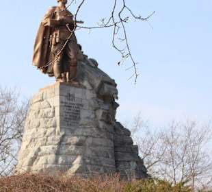 Ehrenmal Rotarmist mit Panzer 