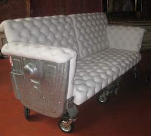 Sofa aus Müllcontainern
