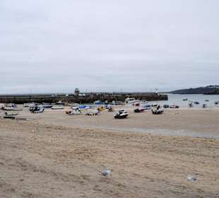 Saint Ives Hafen bei Ebbe