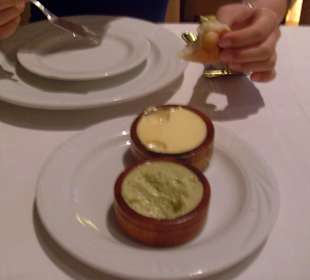 1 Brötchen p.P. + 2 Dips als Vorspeise (von Haus)