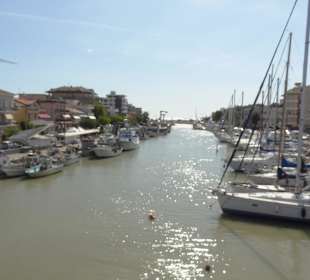 Widok na kanał portowy idąc do centrum