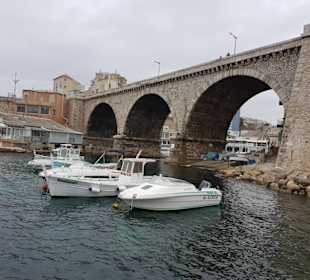 Brücke neben Denkmal