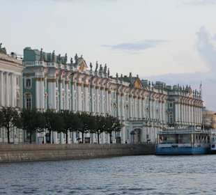 Der Winterpalast von der Flussseite aus
