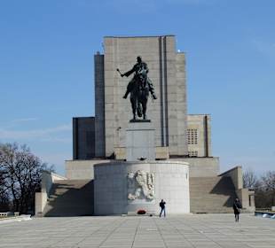 Nationaldenkmal mit dahinter liegendem Museum