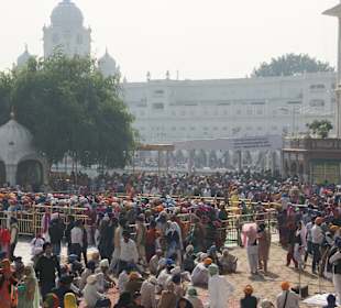 Blick zum Eingang in den goldenen Tempel