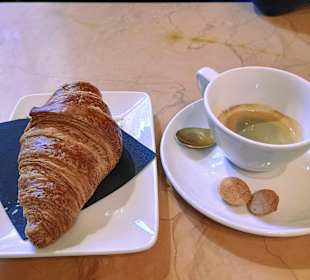 Corneto (Croissant mit Pistaziencreme) und Kaffee.