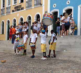 Junge Musiker vor dem Museum