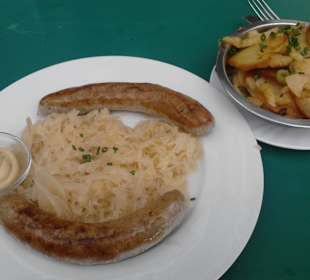 Pfälzer Bratwurst , Sauerkraut u. Bratkartoffeln
