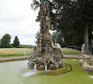 An der Kaskade von Schloss Seehof