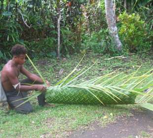 Palmwedel wird zur Tragetasche