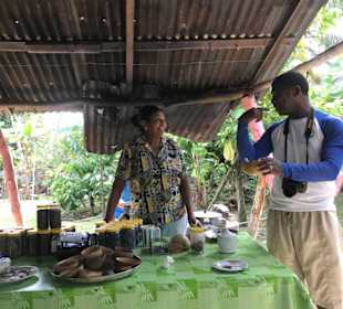Hans beim Kräutertee-Kochen