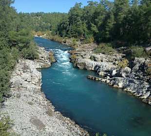 Fluss mit Wasserfall
