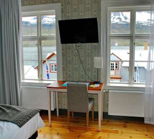 Blick zum Hauptgebäude