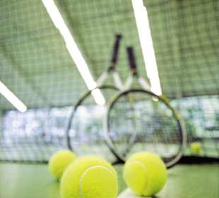 Schläger und Bälle stehen für Sie am Info Desk.