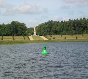 Blick vom Schloss auf den Obelisk.