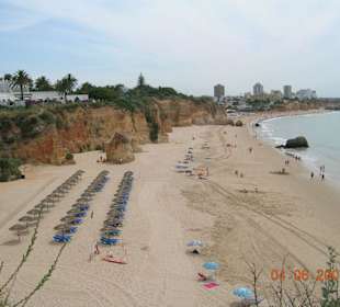 Strand mit Klippenlandschaft in Praia do Vau